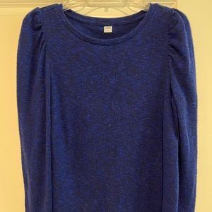 Long sleeve puffed shoulder.